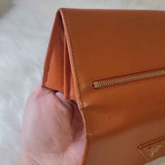 PRADA - Picture 4 of 16